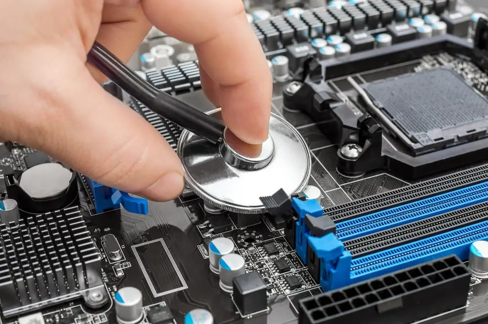 Technik při servisu počítače a notebooku v Liberci